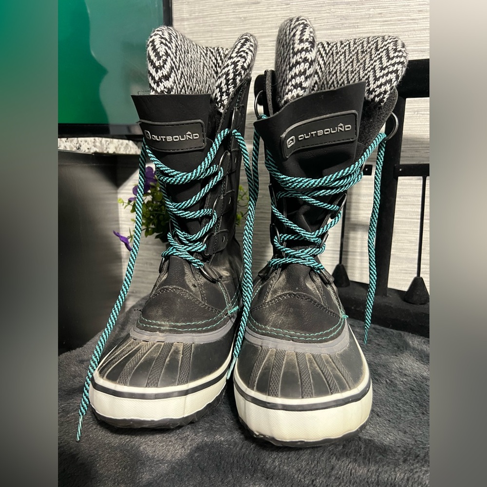 6. Women's Black Winter Boots